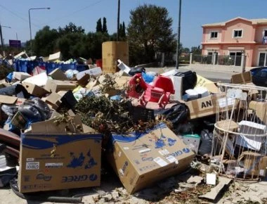 «Ασφυξία» στην Κέρκυρα από τους τόνους απορριμμάτων